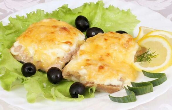 Il pesce al forno con formaggio sarà un piatto gustoso e salutare nel menu della dieta mediterranea. 