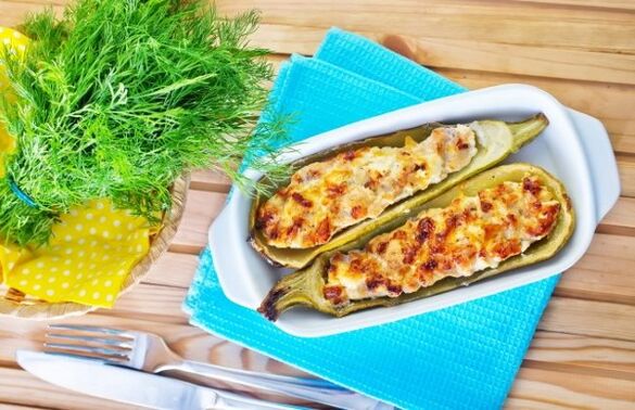 La dieta mediterranea è ricca di piatti a base di verdure, come le zucchine con feta