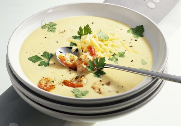 Un pranzo di dieta mediterranea potrebbe includere crema di formaggio e zuppa di frutti di mare. 